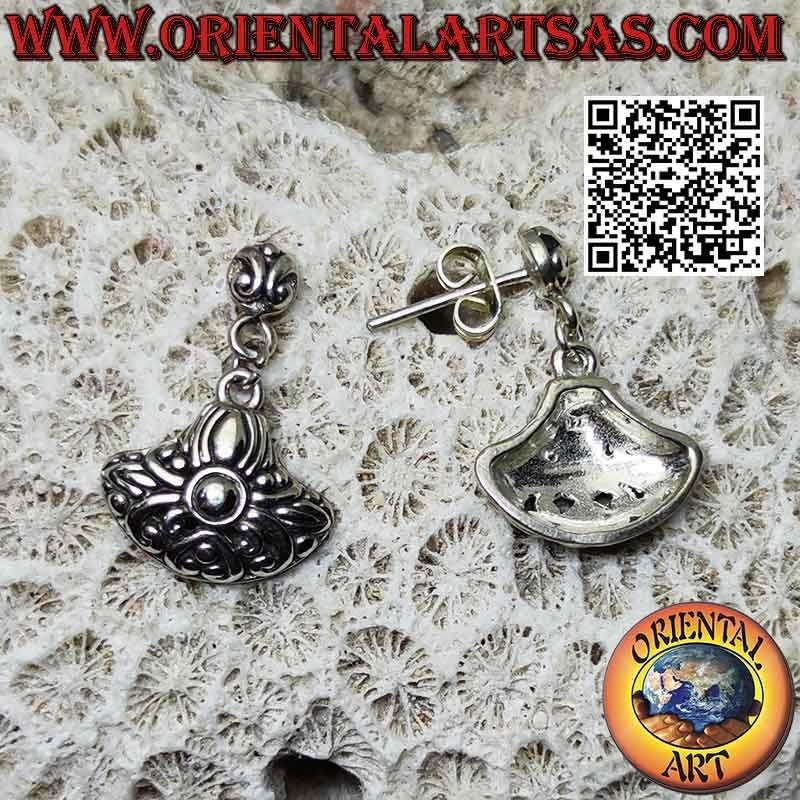 Boucles d'oreilles lobe en argent avec goutte arrondie décorée d'un motif floral celtique