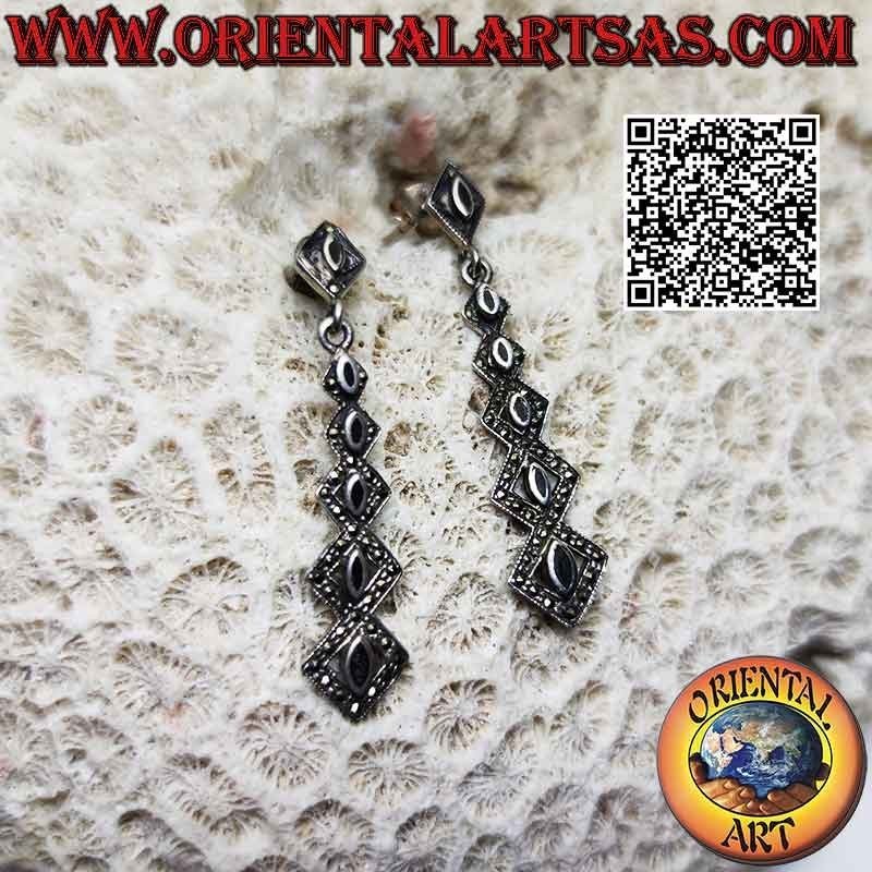 Orecchini in argento, serie crescente di rombi con onice centrale contornata da marcassite
