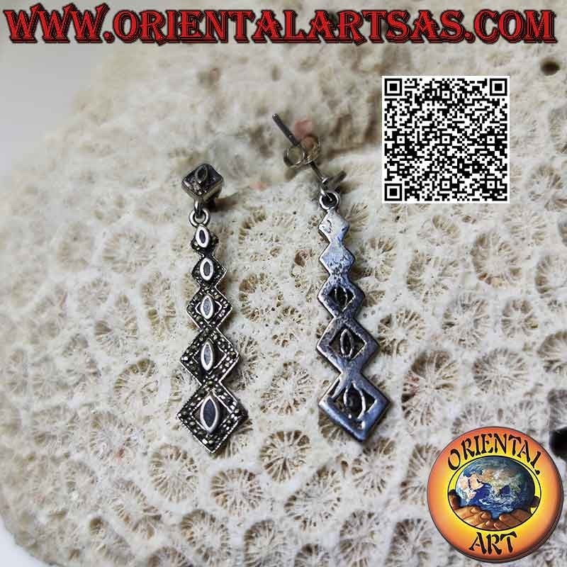 Orecchini in argento, serie crescente di rombi con onice centrale contornata da marcassite