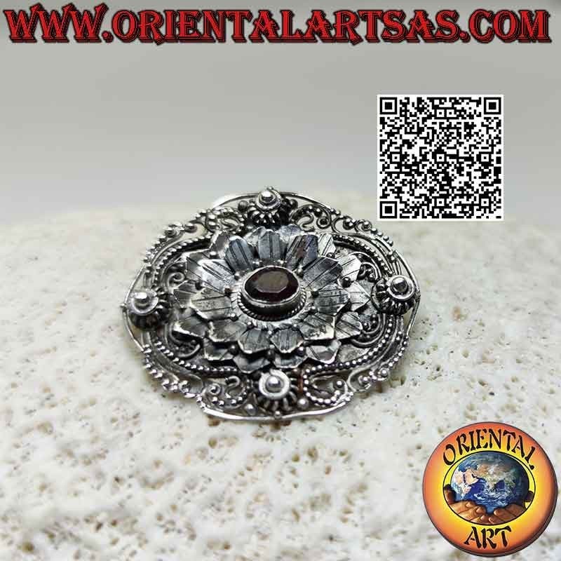 Broche flor grande en plata 925 ‰ con granate natural ovalado central y detalladas decoraciones hechas a mano