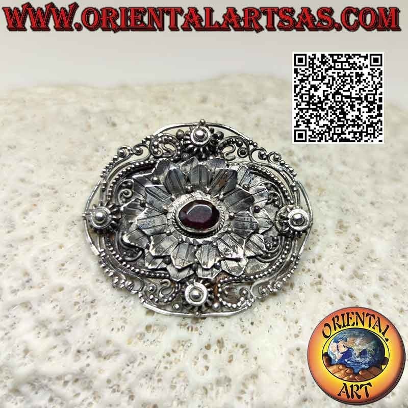 Spilla in argento 925 ‰ grande fiore con granato naturale ovale centrale e decorazioni minuziose fatte a mano