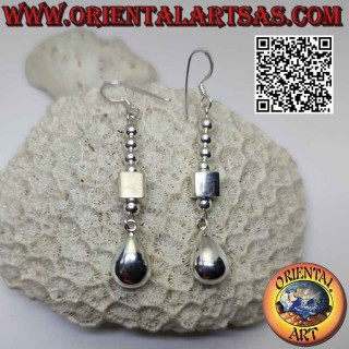 Boucles d'oreilles pendantes en argent avec parallélépipède entre une série de boules et une goutte finale en trois dimensions