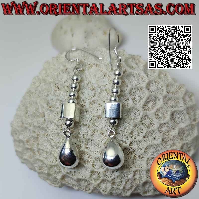 Boucles d'oreilles pendantes en argent avec parallélépipède entre une série de boules et une goutte finale en trois dimensions