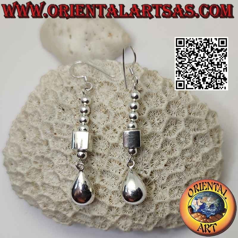 Boucles d'oreilles pendantes en argent avec parallélépipède entre une série de boules et une goutte finale en trois dimensions