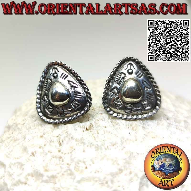 Boucles d'oreilles en argent bouclier triangulaire avec dôme central lisse et gravures de style Karen