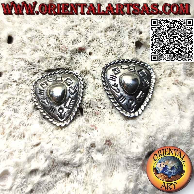 Pendientes de plata escudo triangular con cúpula central lisa y grabados estilo Karen