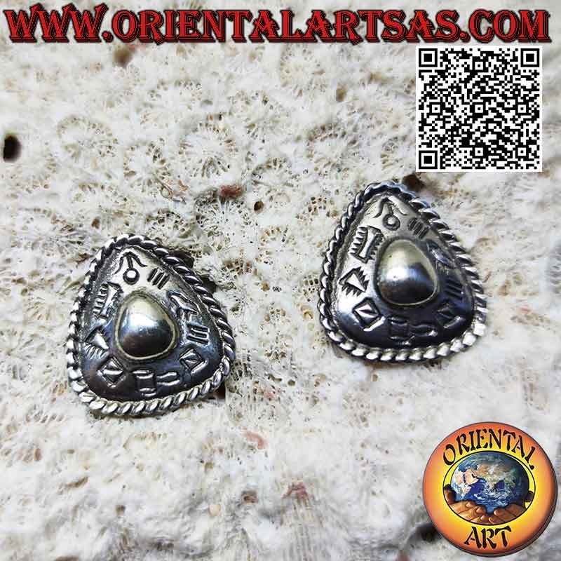 Orecchini in argento scudo triangolare con cupola liscia e incisioni