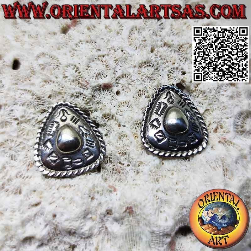 Pendientes de plata escudo triangular con cúpula central lisa y grabados estilo Karen