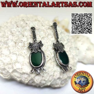 Orecchini in argento con agata verde ovale contornata da intreccio e agganciata da fiocco tempestato di marcassite