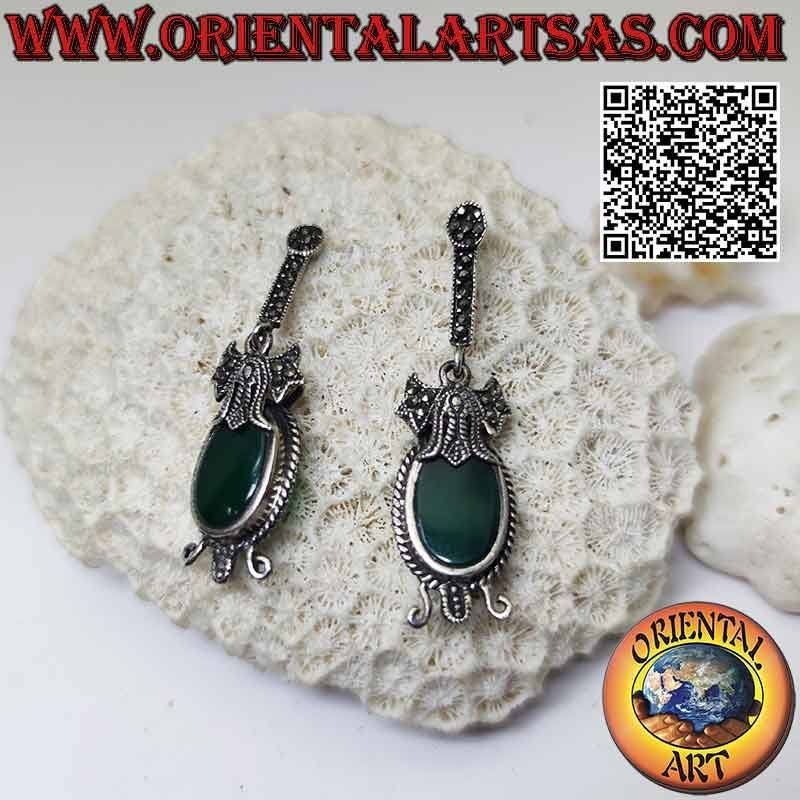 Orecchini in argento con agata verde ovale contornata da intreccio e agganciata da fiocco tempestato di marcassite