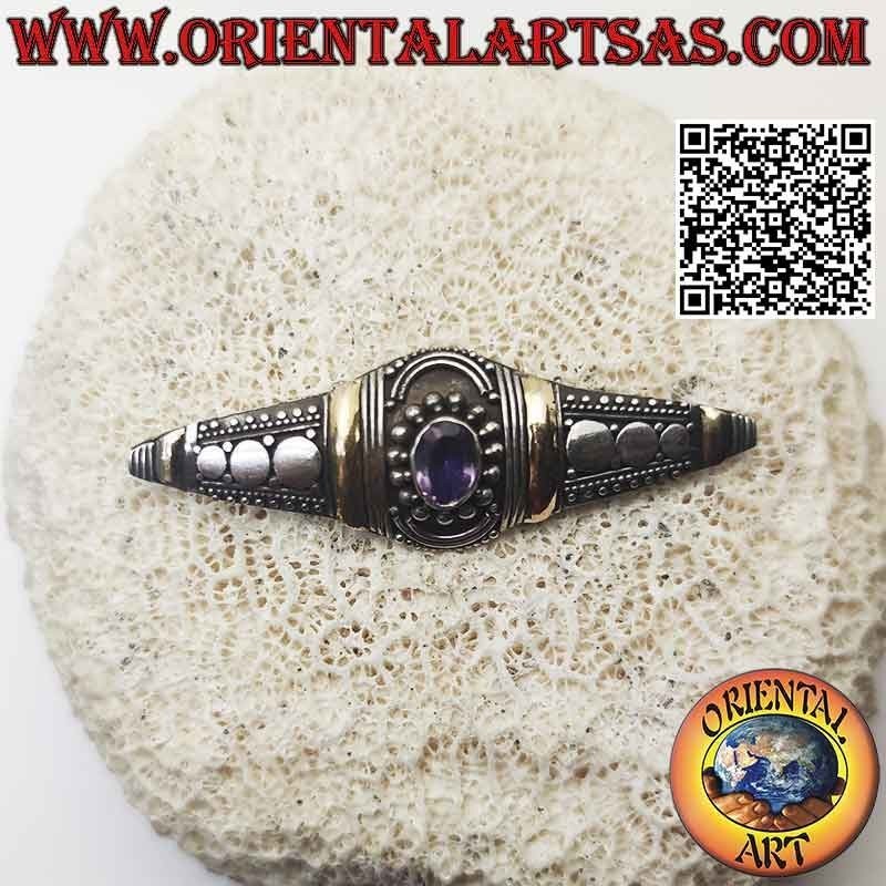 Broche de plata 925‰ con amatista natural ovalada, 4 plaquitas de oro de 14 kilates y decoración de tachuelas