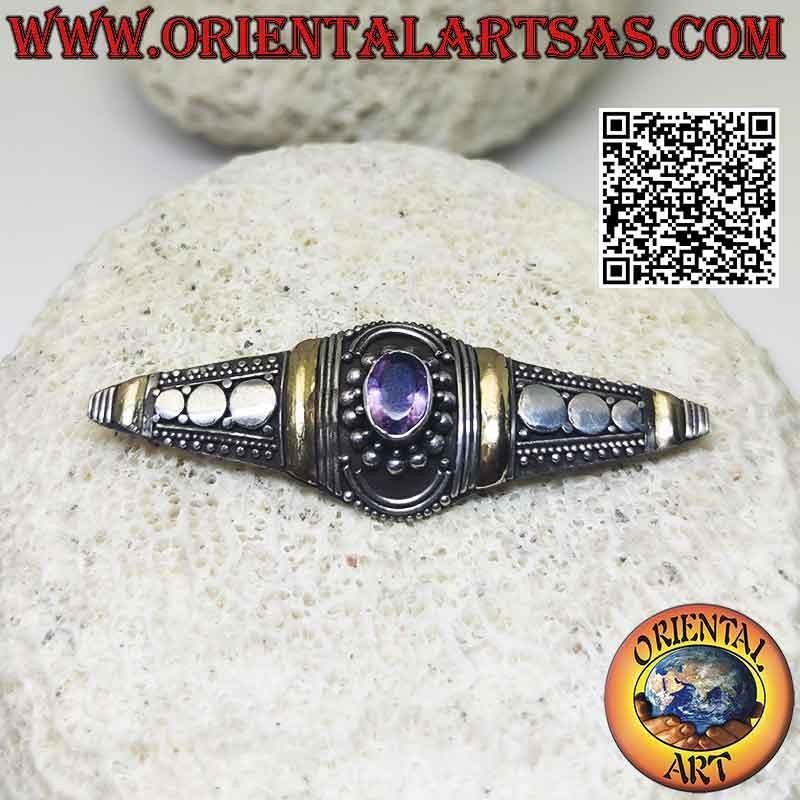 Broche de plata 925‰ con amatista natural ovalada, 4 plaquitas de oro de 14 kilates y decoración de tachuelas