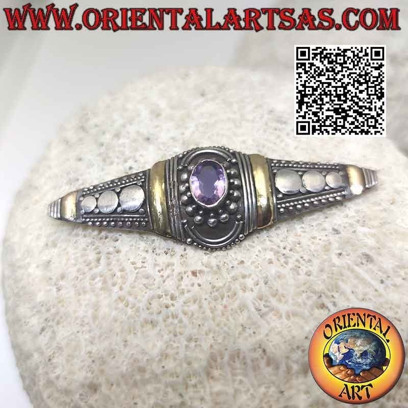 Broche de plata 925‰ con amatista natural ovalada, 4 plaquitas de oro de 14 kilates y decoración de tachuelas