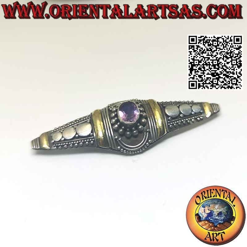 Brosche aus 925 ‰ Silber mit natürlichem ovalem Amethyst, 4 Plaketten aus 14 Karat Gold und Nietenverzierung