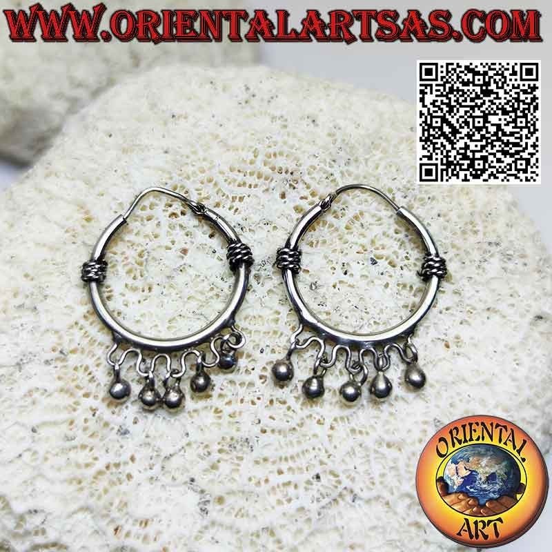 Pendientes de plata 925‰, círculos lisos de 22 mm con entrelazado a los lados y bolitas colgantes