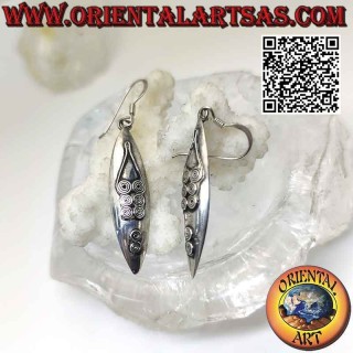 Orecchini in argento a ovale allungato con decoro etnico in altorilievo (monachella)