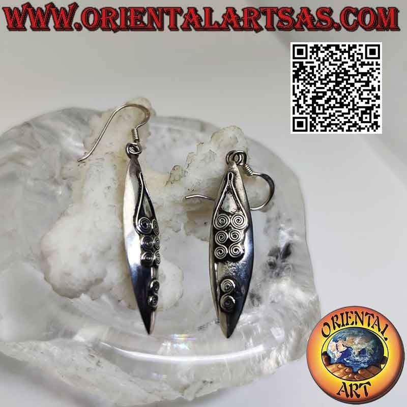 Elongated oval silver earrings with ethnic decoration in high relief (nun)