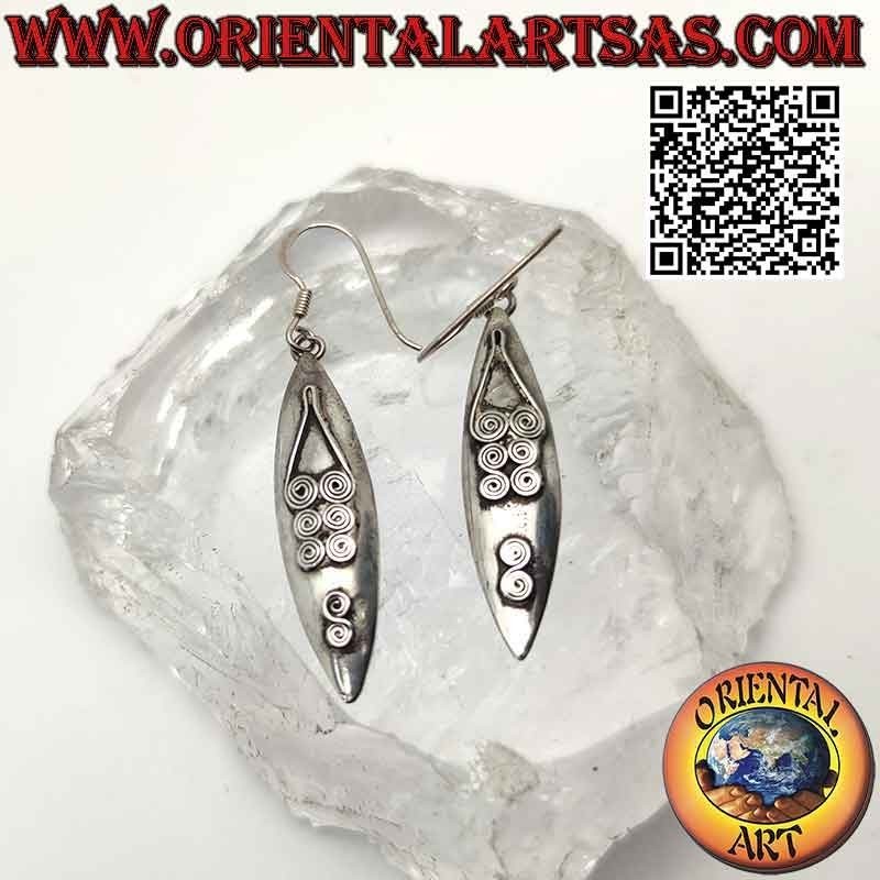 Pendientes ovalados alargados de plata con decoración étnica en alto relieve (monja)