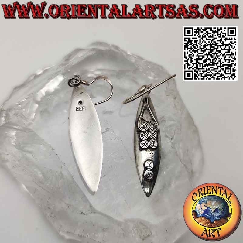 Elongated oval silver earrings with ethnic decoration in high relief (nun)