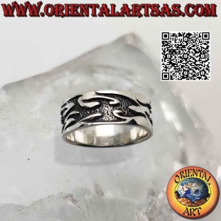 Bague en argent à bande plate avec de profondes flammes tribales en bas-relief