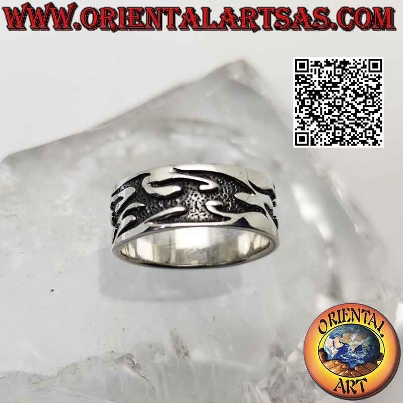 Bague en argent à bande plate avec de profondes flammes tribales en bas-relief