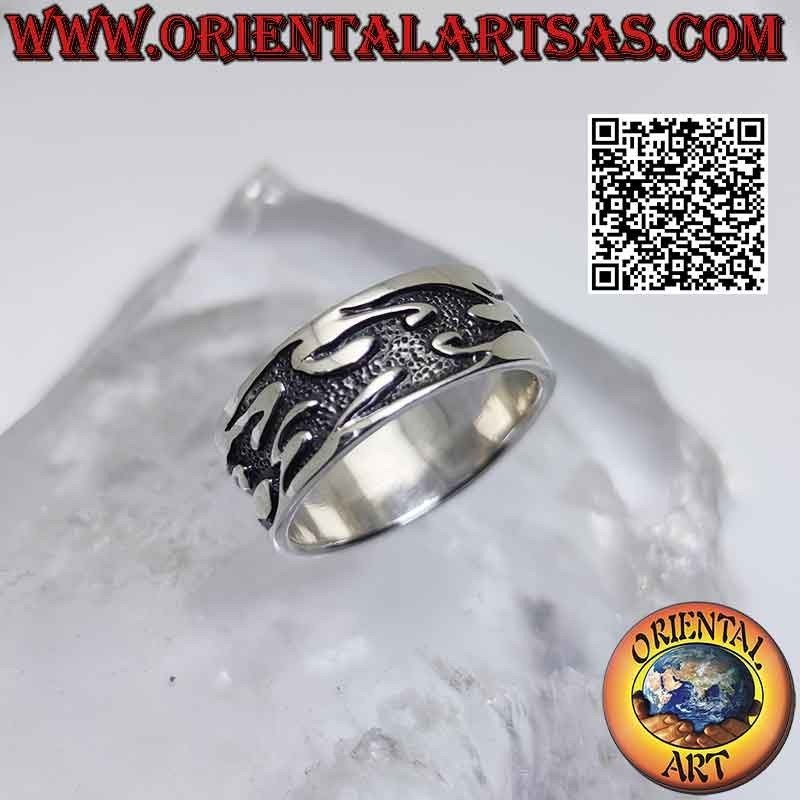 Anillo de plata de banda plana con llamas tribales en bajorrelieve profundo