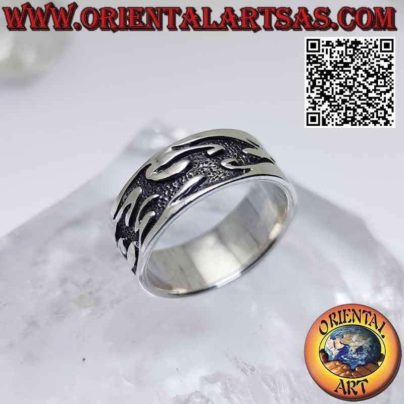 Bague en argent à bande plate avec de profondes flammes tribales en bas-relief