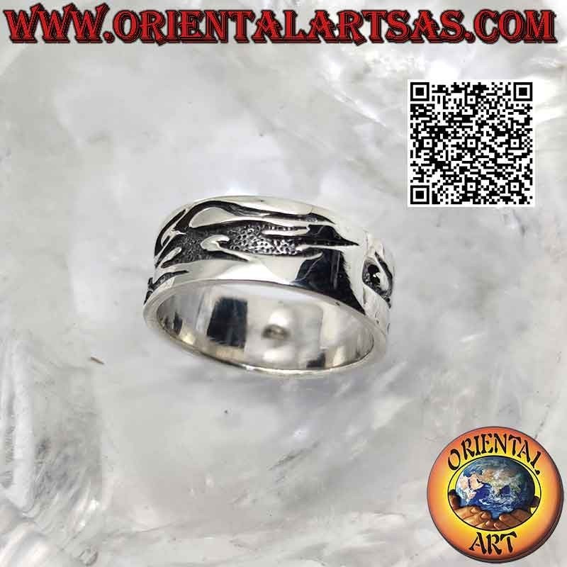 Anillo de plata de banda plana con llamas tribales en bajorrelieve profundo