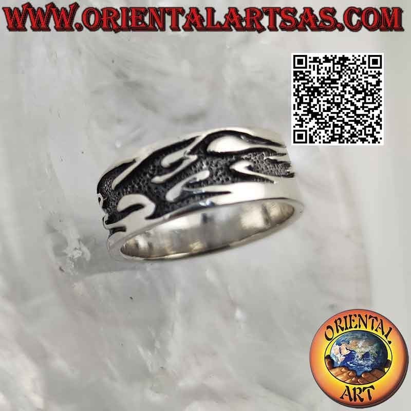 Bague en argent à bande plate avec de profondes flammes tribales en bas-relief