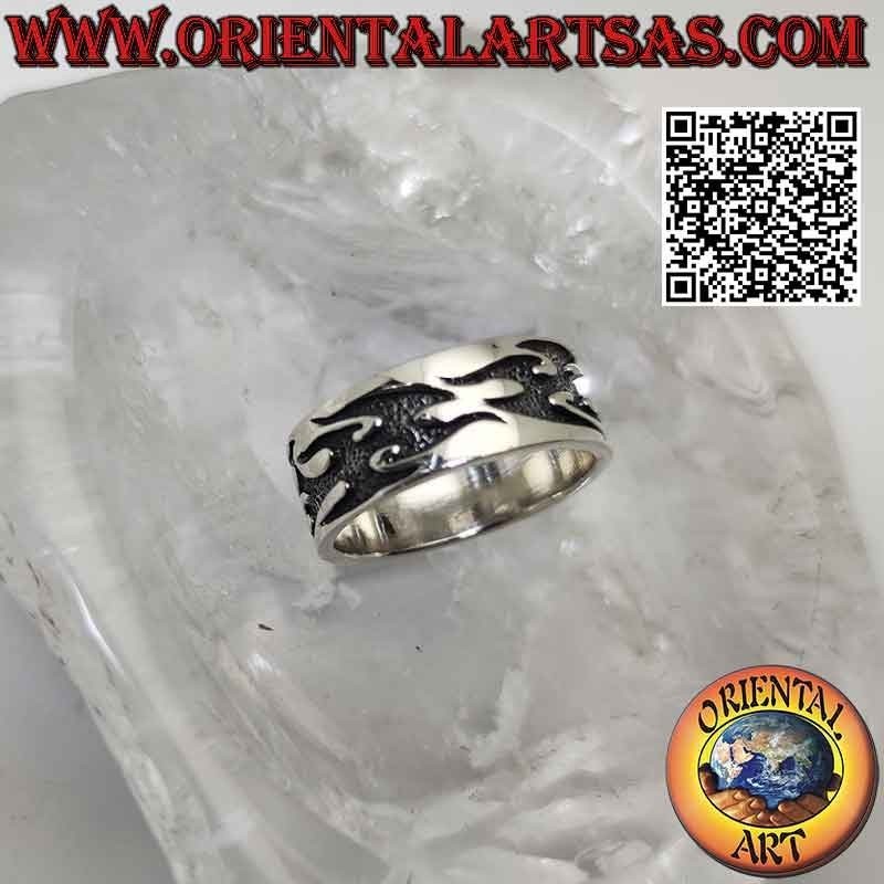 Anello in argento a fascia piatta con fiamme tribali a bassorilievo profondo