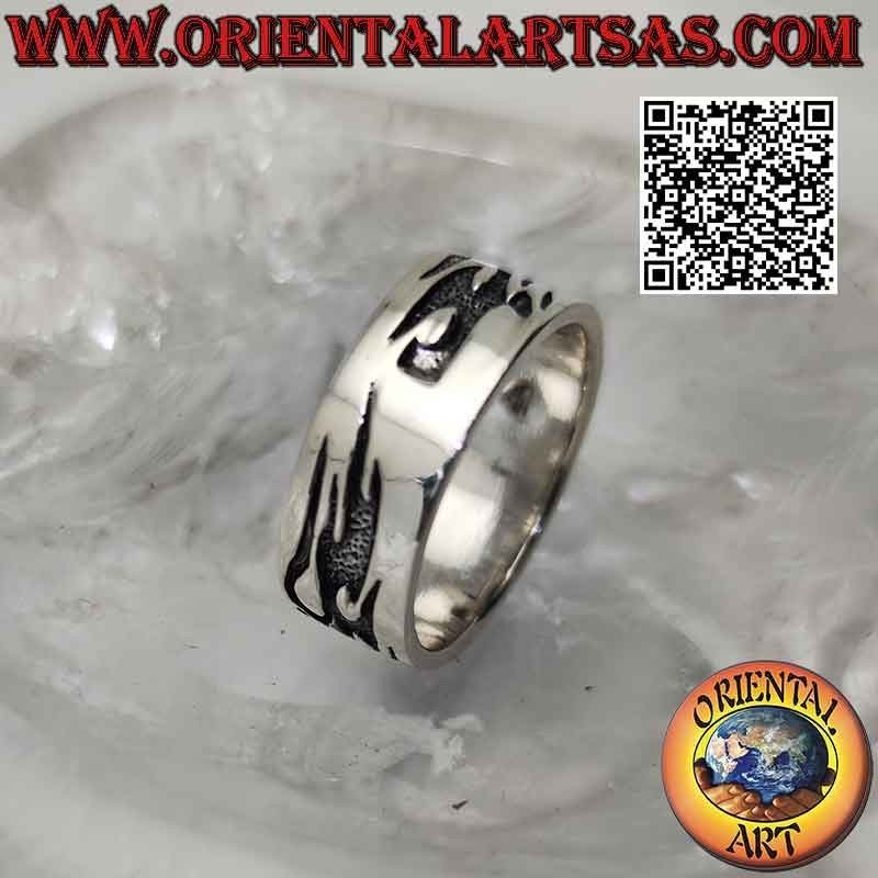 Bague en argent à bande plate avec de profondes flammes tribales en bas-relief