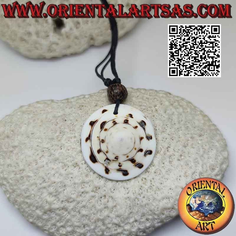 Collier avec coquille ronde de Gastéropode et nœuds coulants (A)