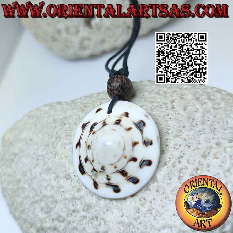 Collier avec coquille ronde de Gastéropode et nœuds coulants (A)