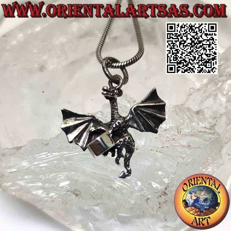 Colgante de plata, el clásico dragón "western" en vuelo