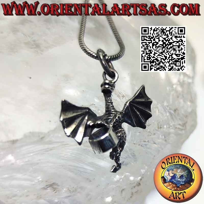 Colgante de plata, el clásico dragón "western" en vuelo