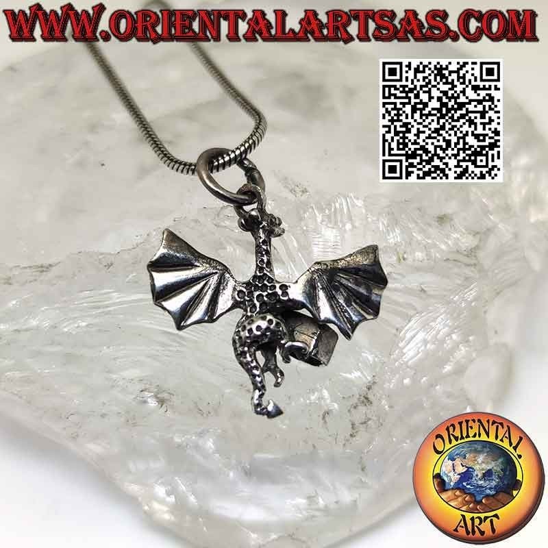 Colgante de plata, el clásico dragón "western" en vuelo