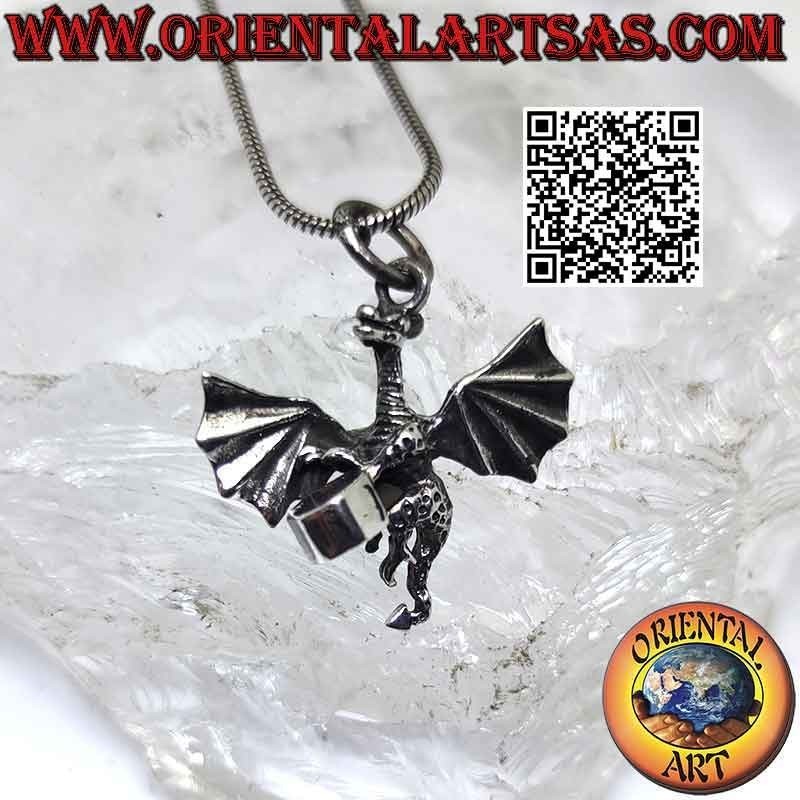 Colgante de plata, el clásico dragón "western" en vuelo