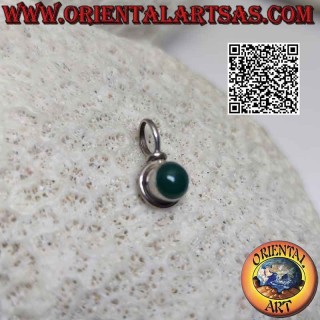 Colgante de plata con cabujón redondo de ágata verde en un engaste liso de borde alto