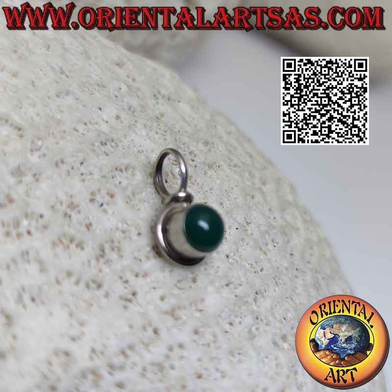 Colgante de plata con cabujón redondo de ágata verde en un engaste liso de borde alto