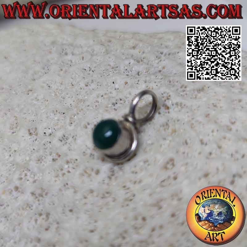 Pendentif en argent avec cabochon rond d'agate verte sur un sertissage bord haut lisse