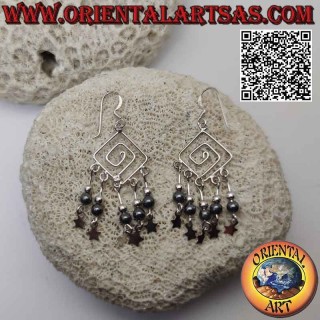 Orecchini in argento a spirale romboidale con palline di argento e di ematite e stelle pendenti