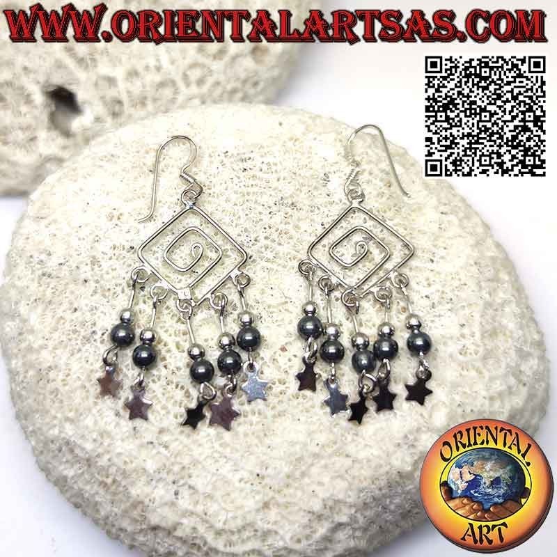 Orecchini in argento a spirale romboidale con palline di argento e di ematite e stelle pendenti