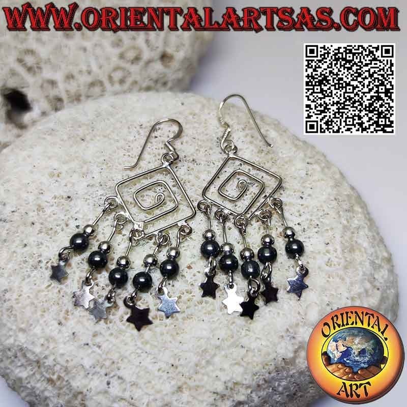 Orecchini in argento a spirale romboidale con palline di argento e di ematite e stelle pendenti