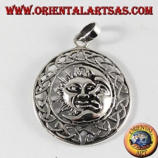 pendentif en argent, le soleil et la lune dans la roue celtique