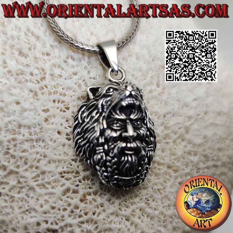 Silberner Anhänger in Form des Kopfes von Odin (der nordische Hauptgott) mit Wolf auf dem Kopf
