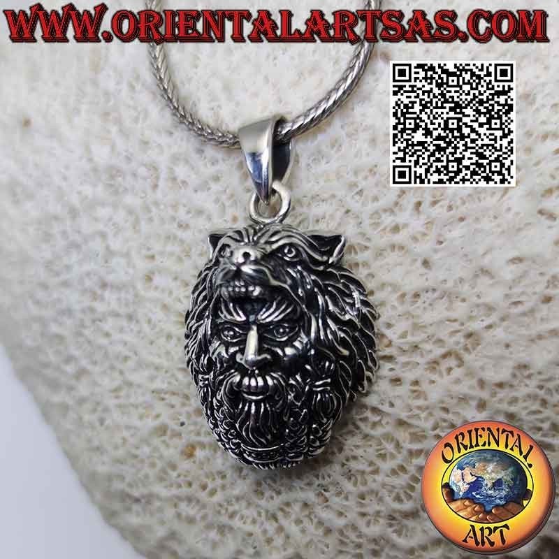 Silberner Anhänger in Form des Kopfes von Odin (der nordische Hauptgott) mit Wolf auf dem Kopf