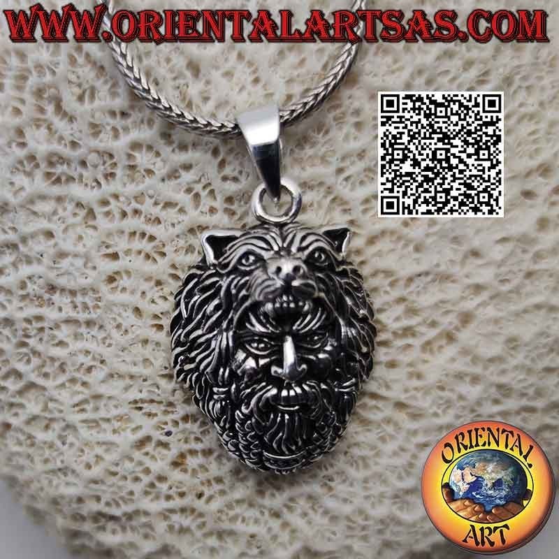 Silberner Anhänger in Form des Kopfes von Odin (der nordische Hauptgott) mit Wolf auf dem Kopf