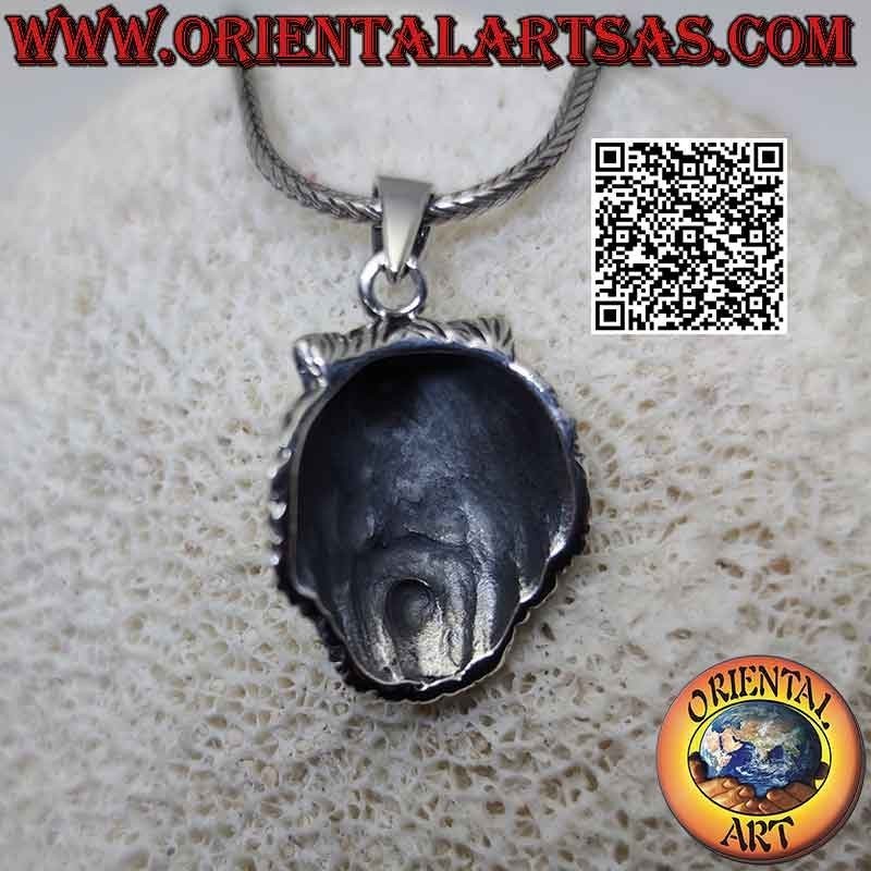 Silberner Anhänger in Form des Kopfes von Odin (der nordische Hauptgott) mit Wolf auf dem Kopf