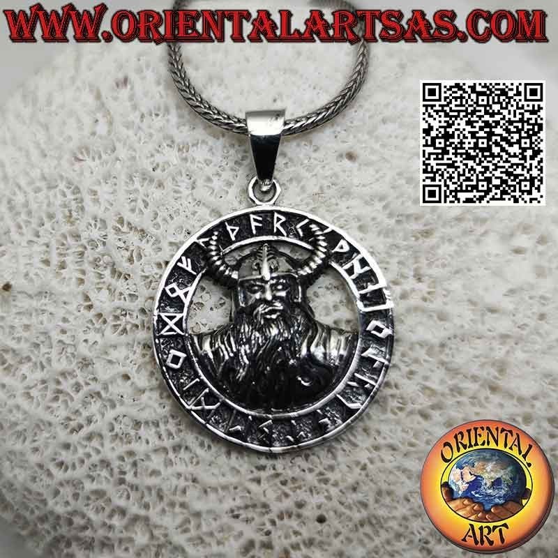 Colgante de plata, medio busto de Odín con casco vikingo en el disco rúnico