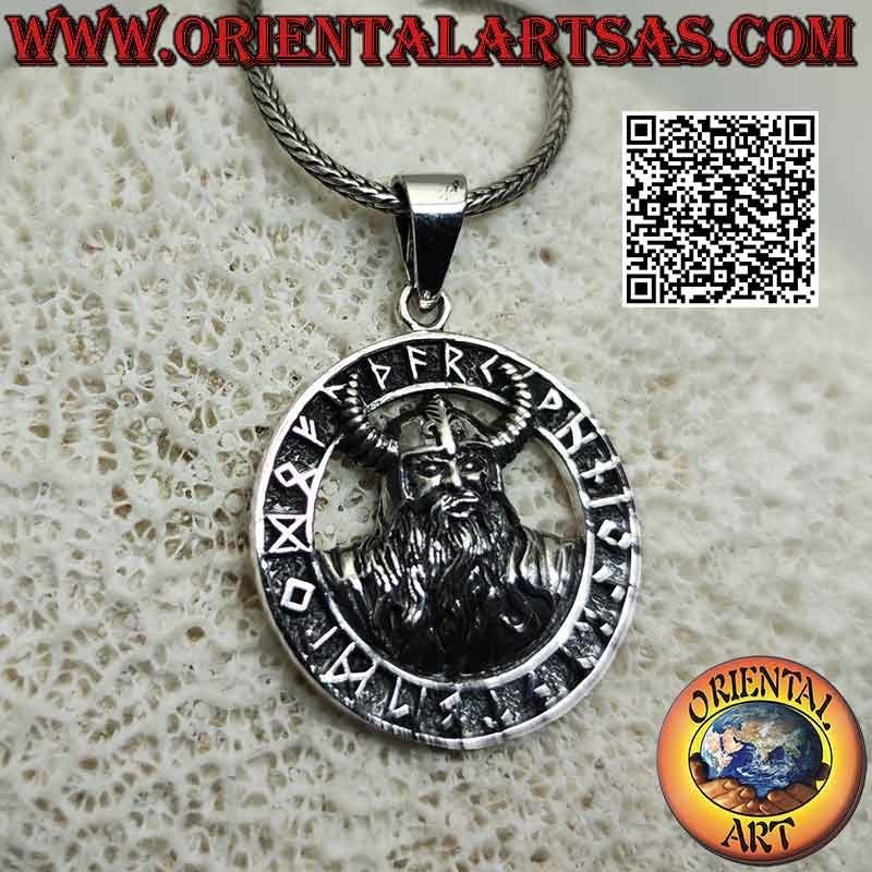 Pendentif en argent, demi buste d'Odin avec casque viking dans le disque runique